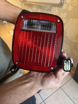 🚗 GM Tail Light (OEM) – Part #A16RS2T13 – 12 Pin Connector