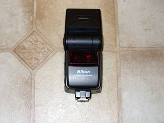 Nikon SB-600 Speedlight and case
