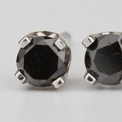 14k Diamond Stud Earring Black in White Gold apr 3 mm for 0.10 ct per earring weight apr 0.40 grams for both earrings and clips