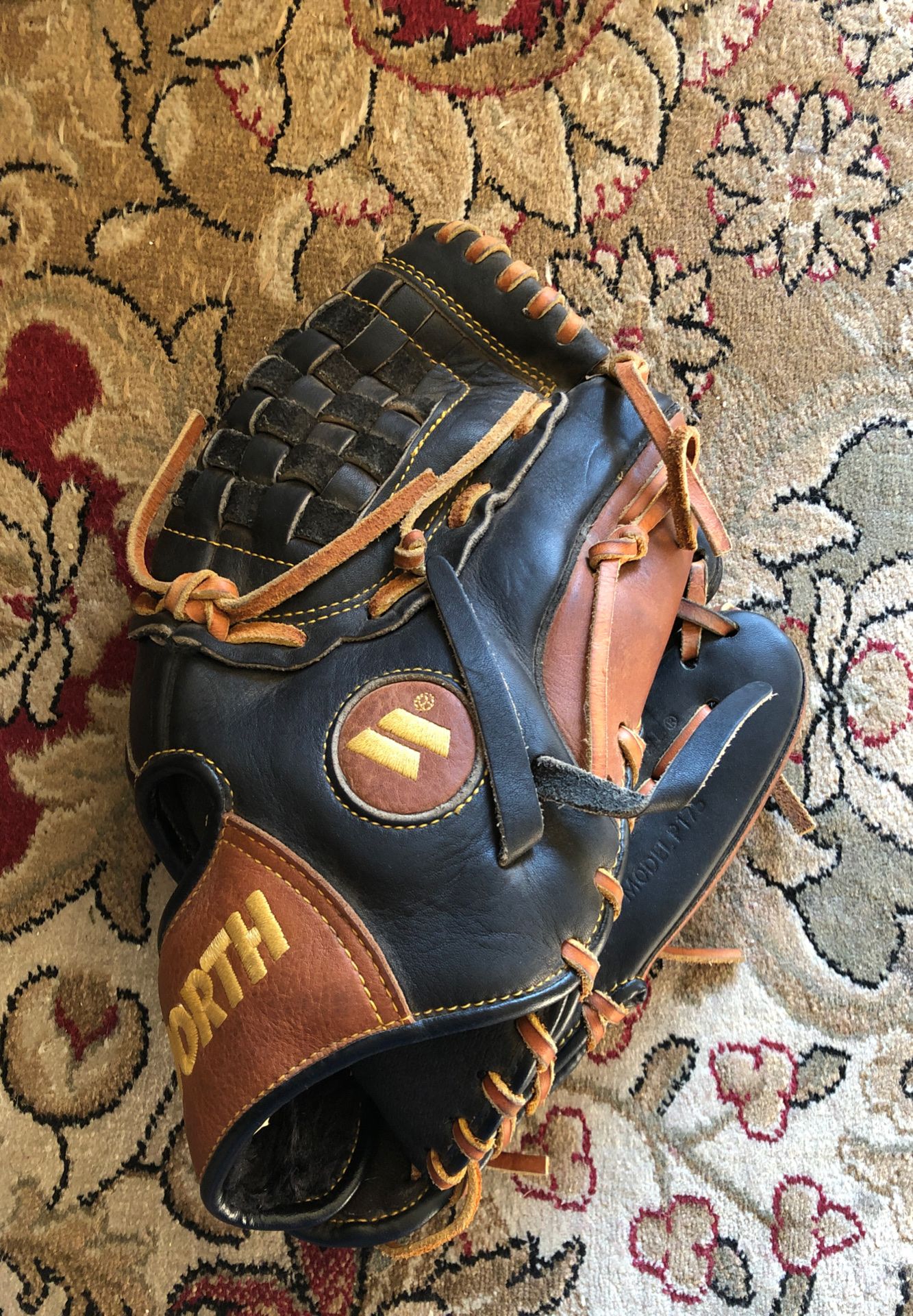 Worth baseball glove