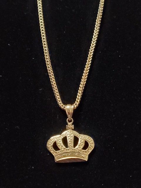 10k Gold Chain With Crown  Pendent 