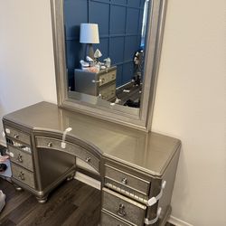 Coastal Vanity in perfect shape for sale!!