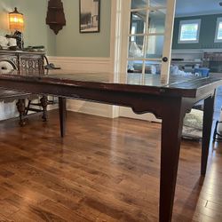 Vintage Broyhill Mahogany Dining Room Table With 8 Windsor chairs