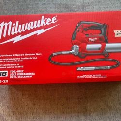 Milwaukee M18 Fuel 2 Speed Grease Gun
