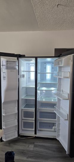 Samsung French door refrigerator with water dispenser and Ice Maker