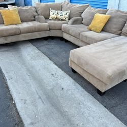 Comfortable Huge Sectional Couch 🛋 4 Pieces 