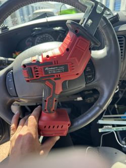Cordless Saber Saw Uses Milwaukee Battery
