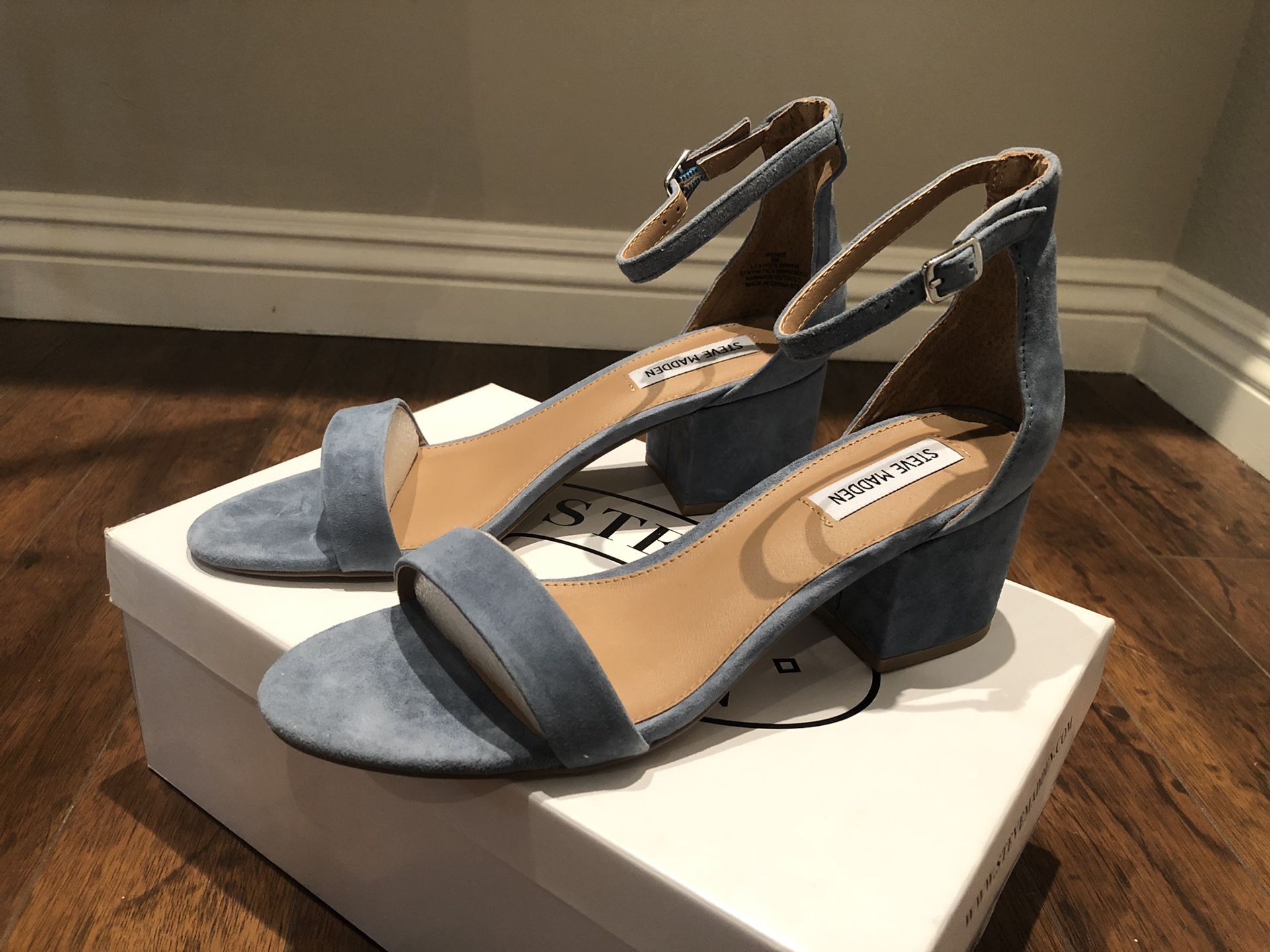 High Heels : Oh, so beautiful | Light blue Christian Louboutin pumps. - Flashmode Worldwide 