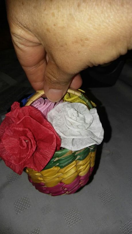 Canastitas con flores de papel de china..