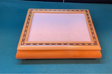 Beautiful Bombay Company solid wood inlaid music box/jewelry box with photo frame top