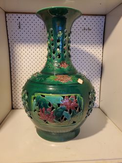 Gorgeous GREEN LOTUS vase