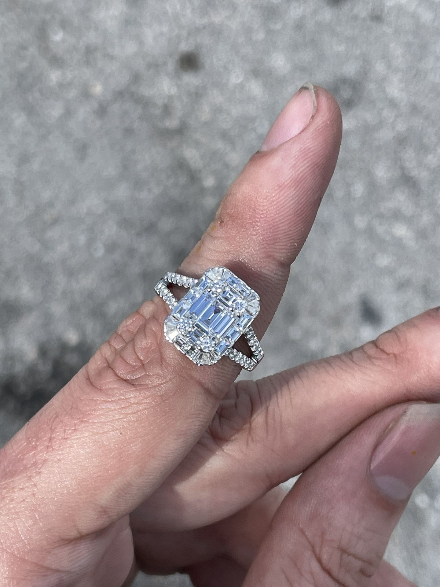 LADIES RING 18KT WHITE GOLD, 6.3 GRAMS, SIZE 7, NATURAL DIAMONDS. 