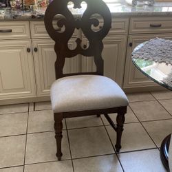 4 Kitchen Chairs 