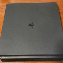 PS4 slim 1TB + 2 Controllers + 5 Games