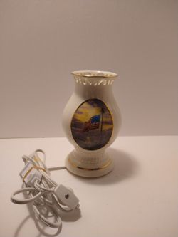 Thomas Kinkade Avon 2005 Hurricane Lamp "America's Pride" Night Light USA Flag