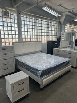 4 piece bed set dresser, bed frame, nightstand, mirror