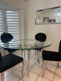 Round glass dining table with or without chairs