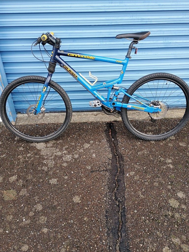 Cannondale Jekyll 700 Mountain Bike