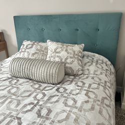 QUEEN SIZE BED FRAME LIKE NEW 