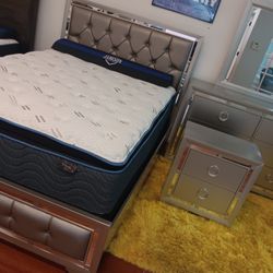 *Bedroom Special!!!*---Mature Jasmine Queen/King Bedroom Sets---From $699!!!---Delivery And Financing🫡