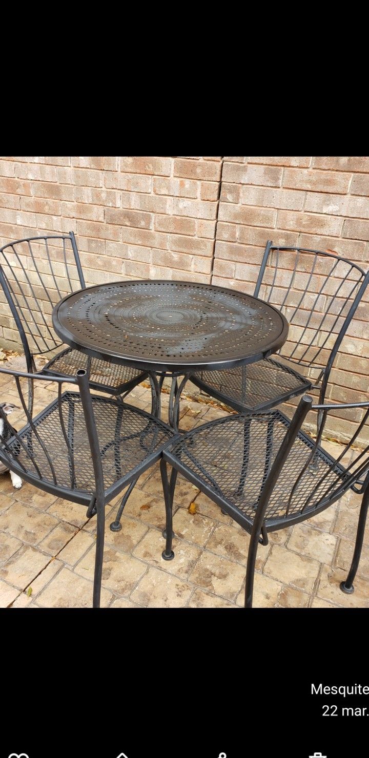 Mesa De Fierro Con Sillas Muy Buena Sale