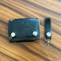 Vintage Leather Trifold Wallet With Snap Button Closure.  Comes With Key Ring 