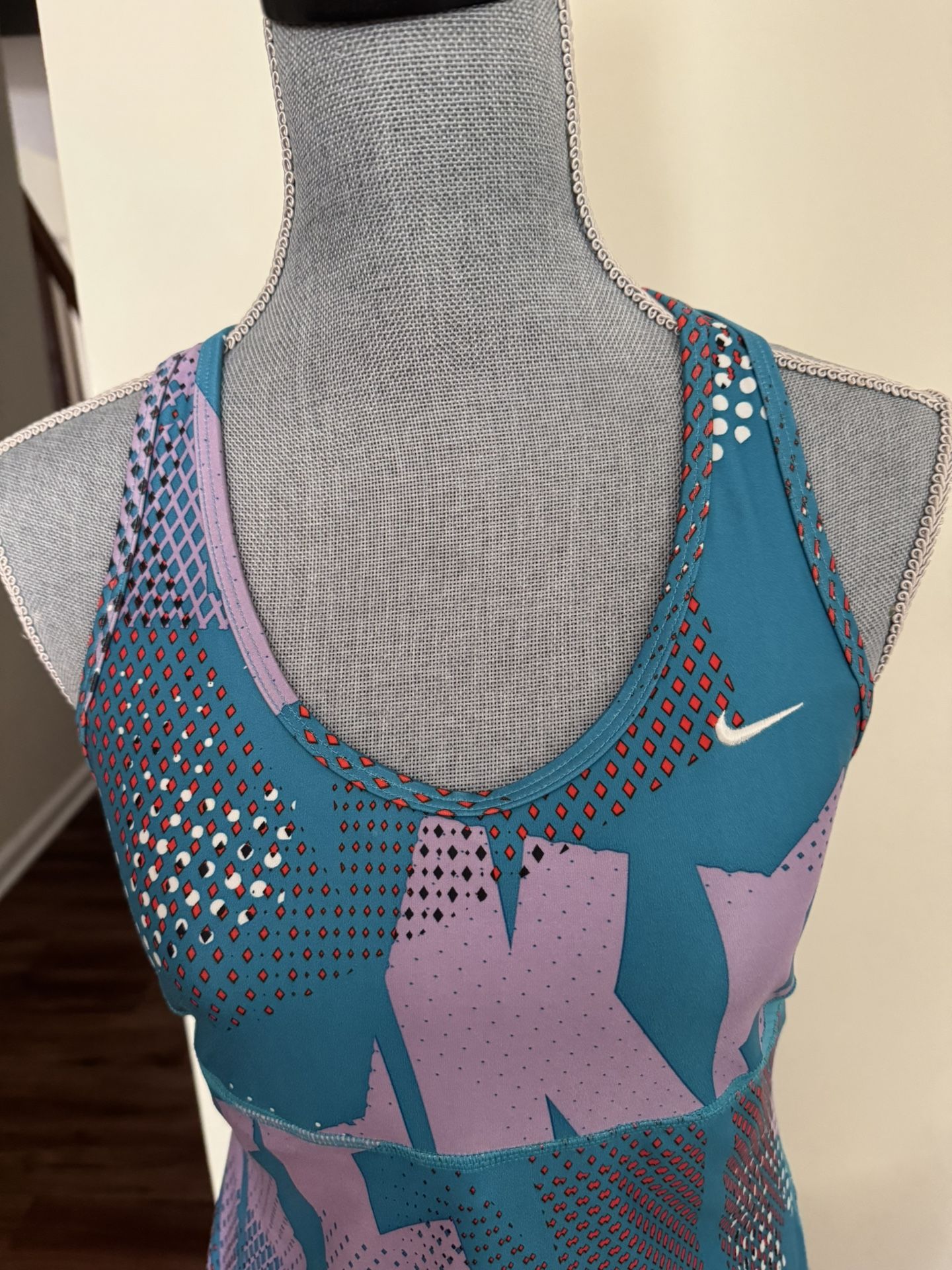 Nike swim, top size medium