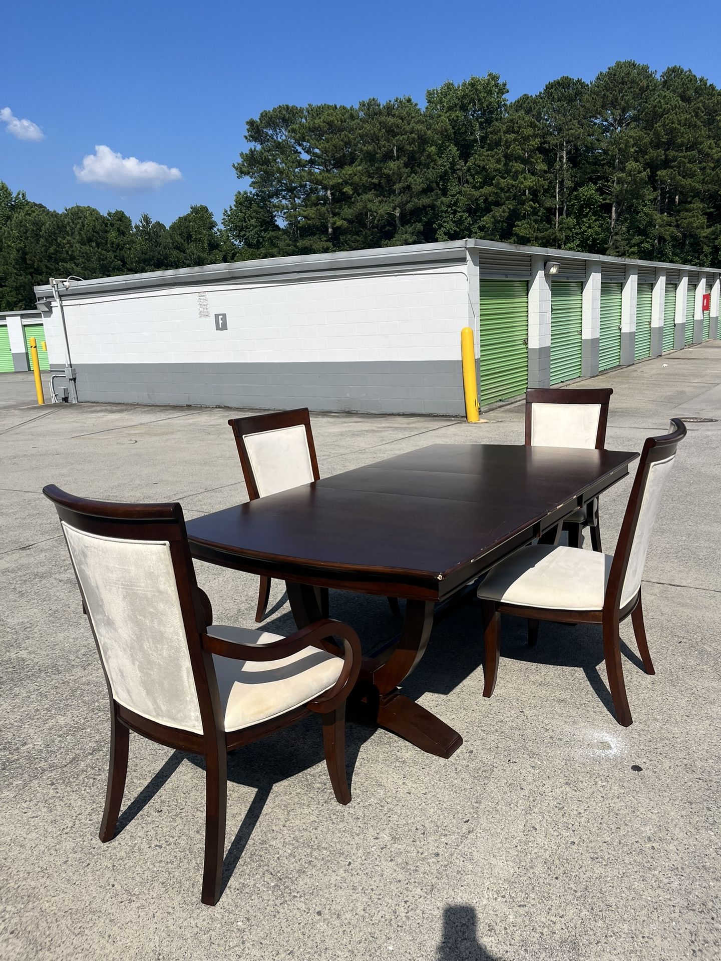 Brown Table w/ cream suede chairs (free delivery )✨