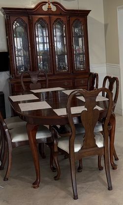 China cabinet & dining table