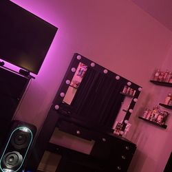 Black Vanity With Lighted Mirrors 