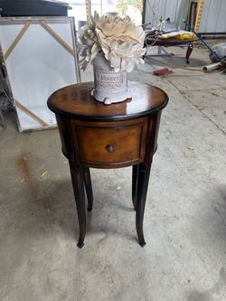 SUPER BEQUTIFUL SIDE TABLE FOR DECOR