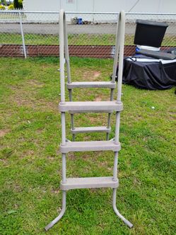 Above ground pool ladder