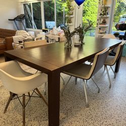 Dining Set.   Extendable Table. 4 Chairs 