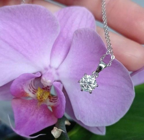 Women Moissanite pendant (passes tester) (READ DESCRIPTION)