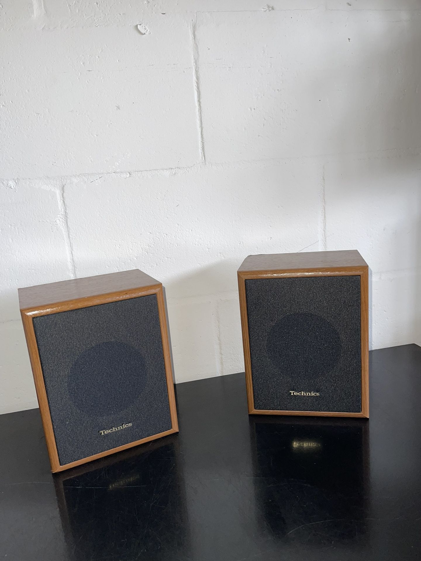 Technics Bookshelf Speakers // Wall Mount