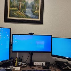 Like New 3 Monitors And Mount.