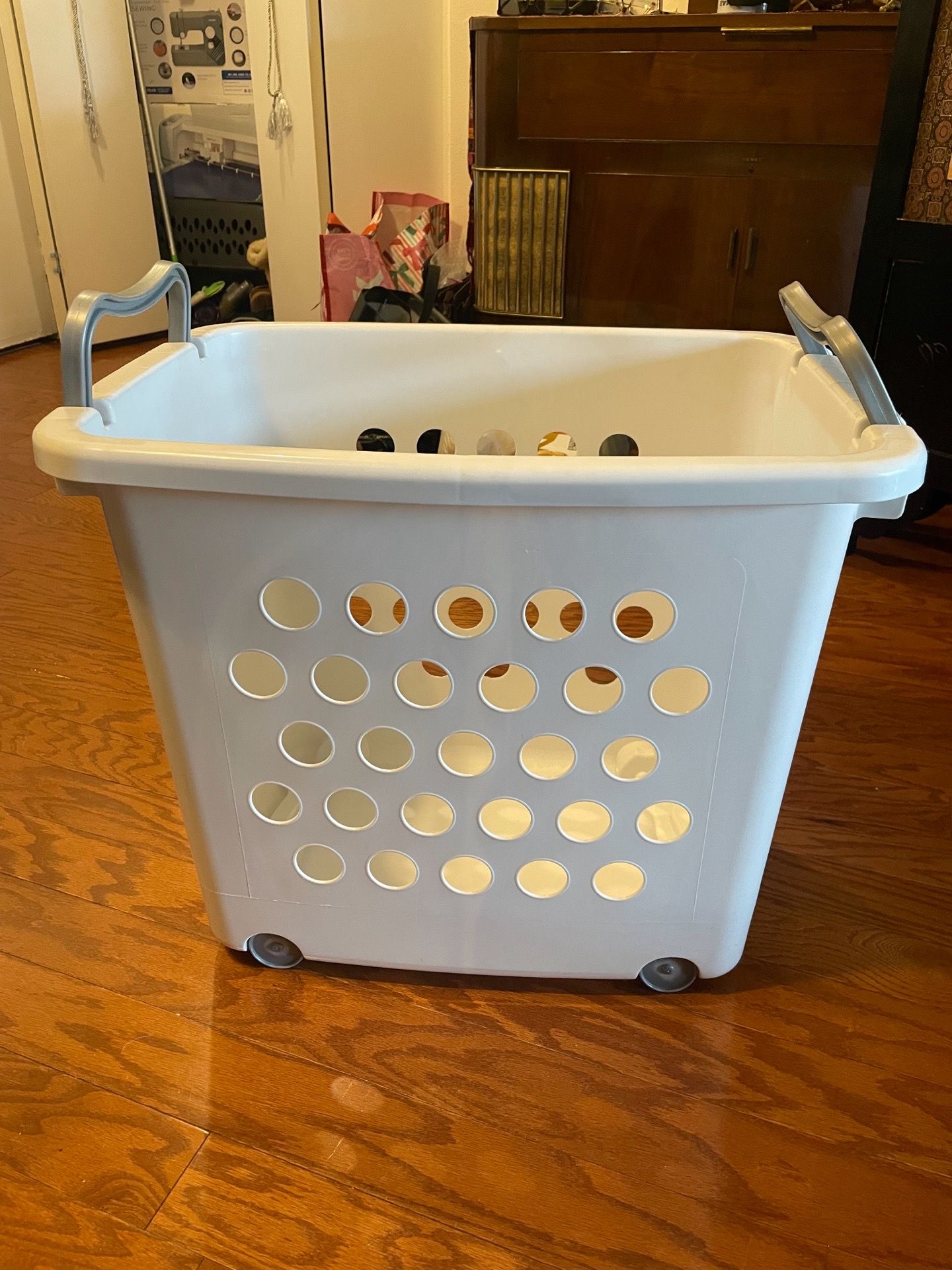 Sterilite Ultra wheeled hamper