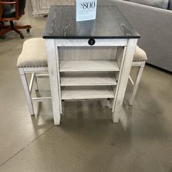 Cute Bar With 2 Stools