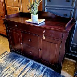 DRESSER / CHANGING TABLE