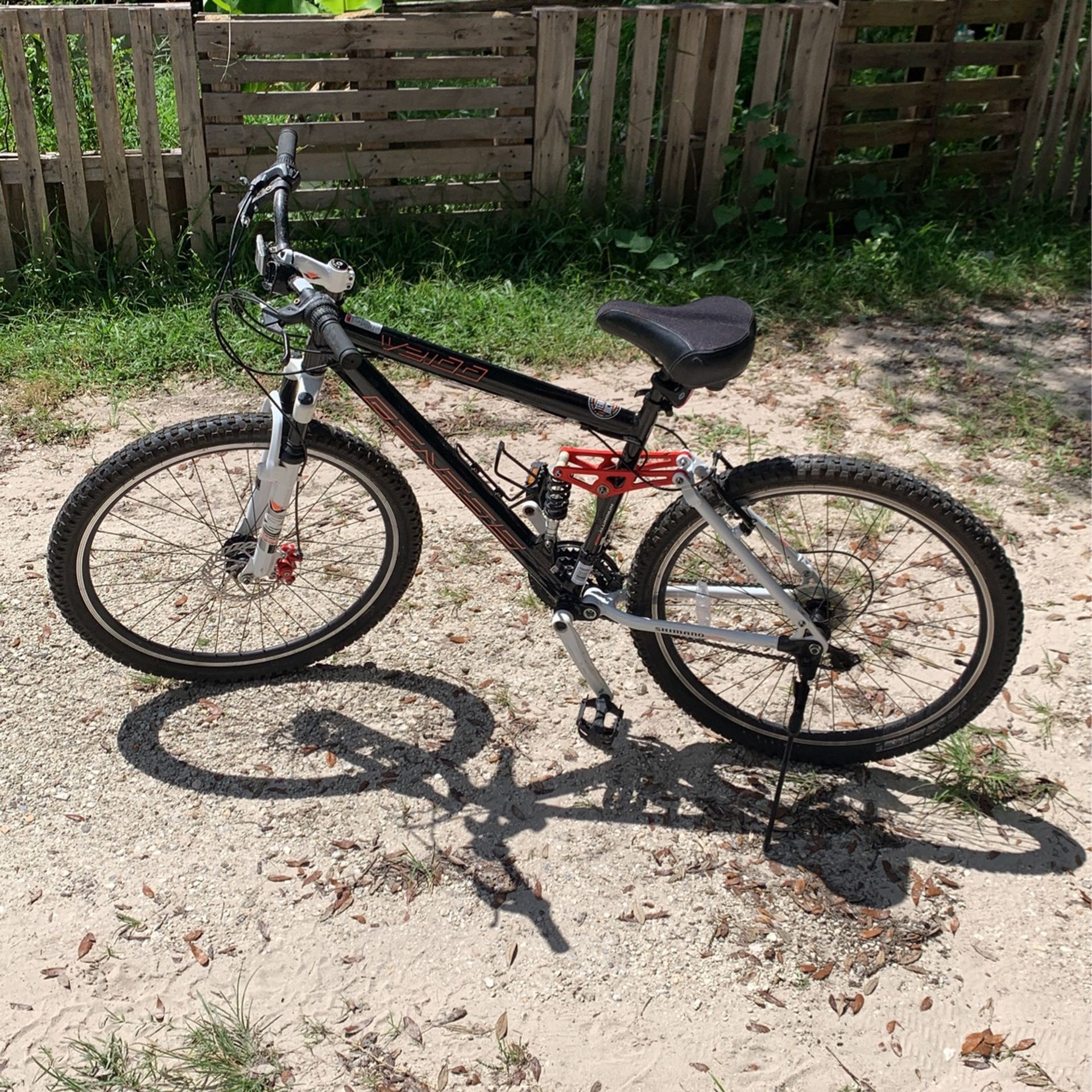 Genesis V2100 Mountain Bike