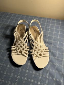 Elegant cream-colored sandals by East 5th. Size 7