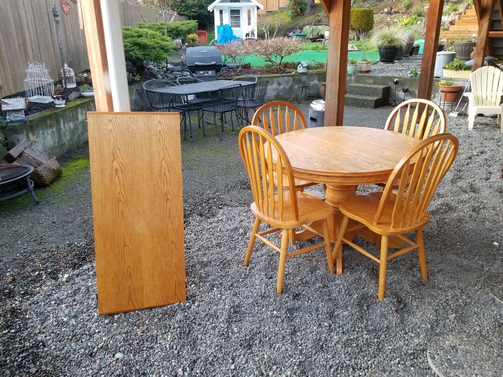 Solid oak table w/leaf...4chairs