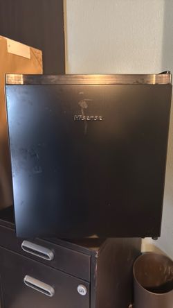 Hisense 1.6CF Black Refrigerator Mini Fridge