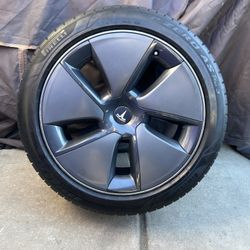 ONE 2023 Model 3 Tesla 18” Wheel Rim BLE TPMS Pirelli Tire is like-new, has about 90% tread remaining! Balanced And Ready To Use. Good Spare!