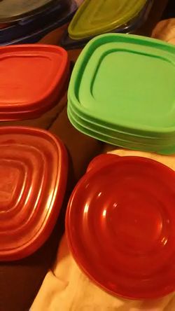 Lids n more lids all Rubbermaid
