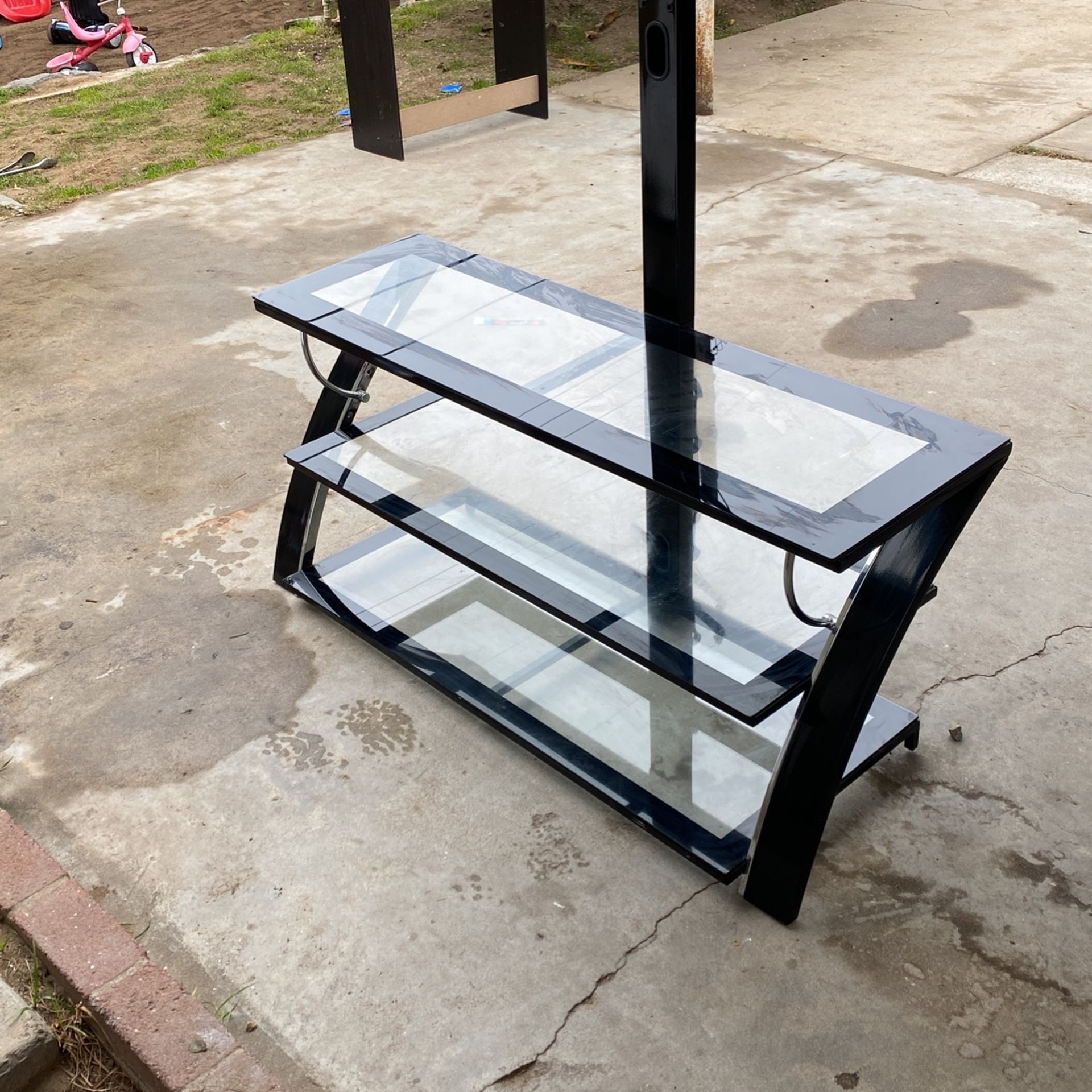 BEAUTIFUL TV ENTERTAINMENT CENTER