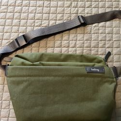bellroy 7L sling In Ranger Grew. 