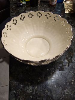 Lenox "Fleur de Lis" Collection Large Pierced Round Bowl (10-inch diameter)
