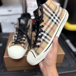 Burberrys Converse Style