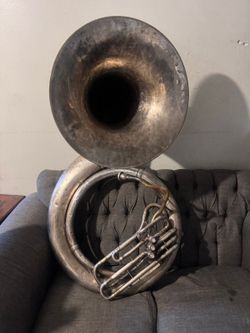 Tuba holton